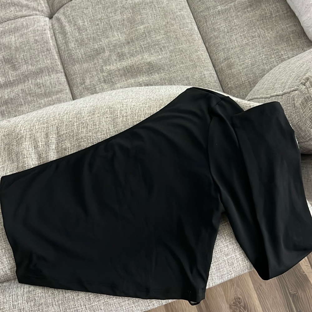 Shein black one arm long sleeve. Great for going out, dinners, parties 🖤